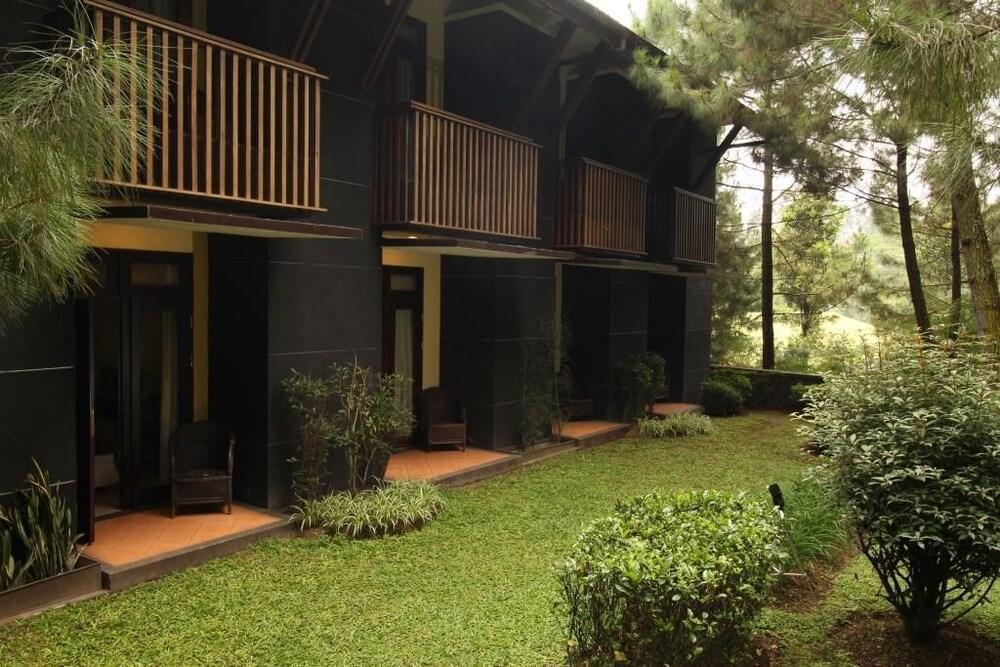 Puteri Gunung Hotel Lembang Exterior photo