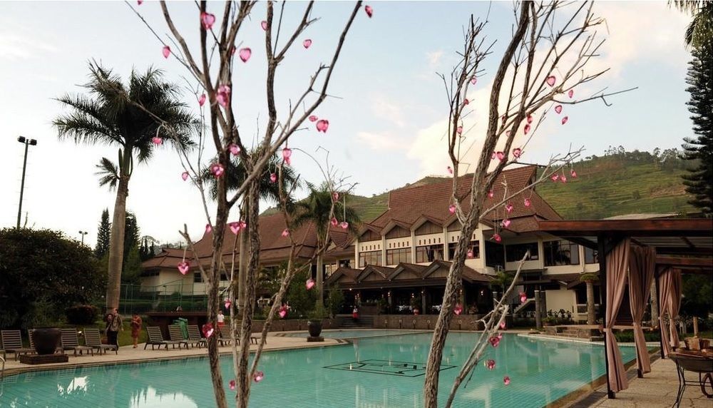 Puteri Gunung Hotel Lembang Exterior photo
