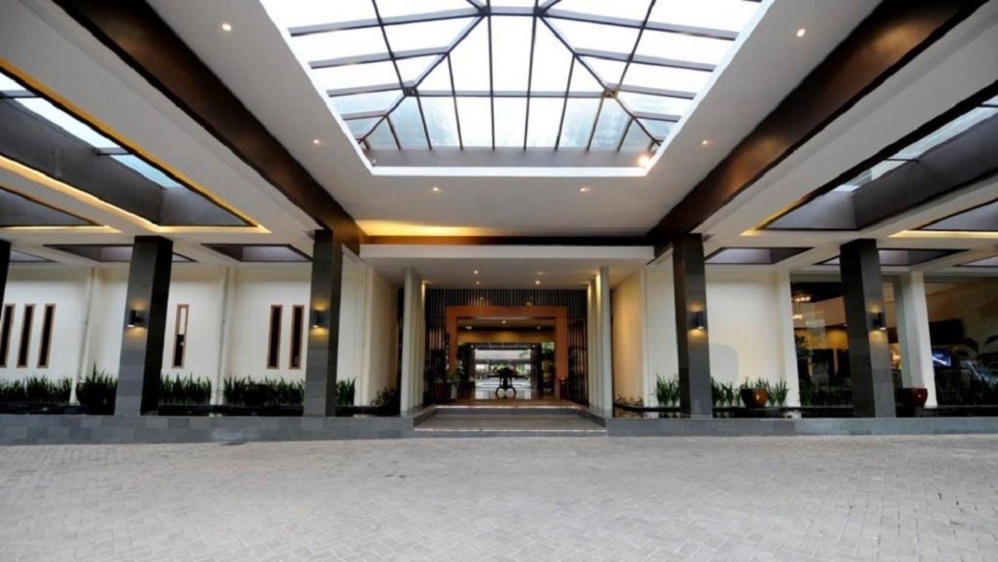 Puteri Gunung Hotel Lembang Exterior photo
